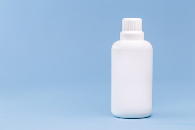garrafa-de-plastico-para-peroxido-de-hidrogenio-superficie-azul-conceito-de-medicamento-com-espaco-de-copia_72932-1682